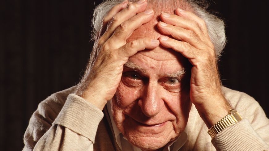 Le philosophe Karl Popper (1902 - 1994) chez lui à Londres, en 1992.