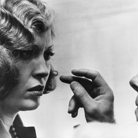 L' actrice Faye Dunaway face au réalisateur Roman Polanski sur le tournage de 'Chinatown' (1974).