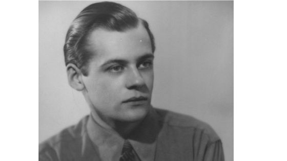 Le bassoniste, compositeur et producteur pour la radio et la télévision canadienne, Pierre Mercure, vers 1945