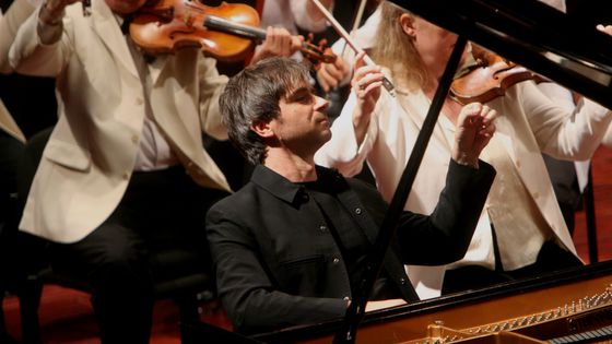 Le pianiste Piotr Anderszewski et le Mozart Festival Orchestra interprètent le Concerto n° 18 de Mozart au Avery Fisher Hall de New York, le 31 juillet 2009 ©Getty - Hiroyuki Ito