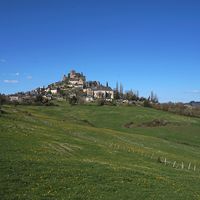 Vue du village et du château de Turenne en Corrèze, avril 2020
