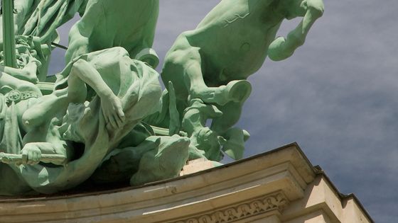 Statue du Grand Palais à Paris (détails) ©Getty - David Henderson