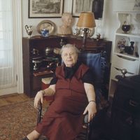 L'écrivaine française Marguerite Yourcenar chez elle à Northeast Harbor dans le Maine aux Etats-Unis