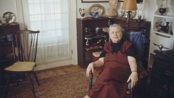 L'écrivaine française Marguerite Yourcenar chez elle à Northeast Harbor dans le Maine aux Etats-Unis ©Getty - Sophie Bassouls/Sygma