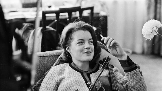 Novembre 1962: Romy Schneider prend une pause pendant une leçon de violon ©Getty