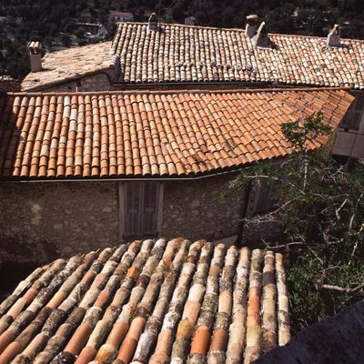 Toits en tuiles des maisons de Peillon, dans les Alpes-Maritimes, France