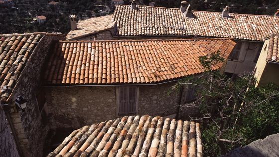 Toits en tuiles des maisons de Peillon, dans les Alpes-Maritimes, France ©Getty - Emmanuel Valentin