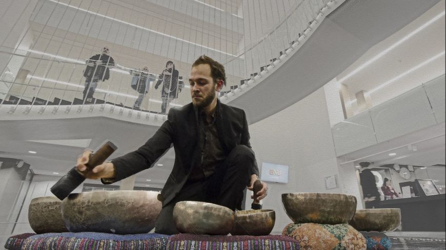 Yérri-Gaspar Hummel lors de la création de "Indian Stones" en 2013. Le musicien explore la musique, aussi bien en improvisant qu'en écrivant, et s'inspire des objets et du rythme des sons du quotidien.