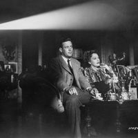 William Holden et Gloria Swanson regardant un film dans "Sunset Boulevard" de Billy Wilder (1950)