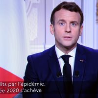 Traditionnels voeux aux Français du président de la République Emmanuel Macron, à la télévision depuis le palais de l'Elysée, à Paris, sur fond de lutte contre l'épidémie de Covid-19, le 31 décembre 2020.