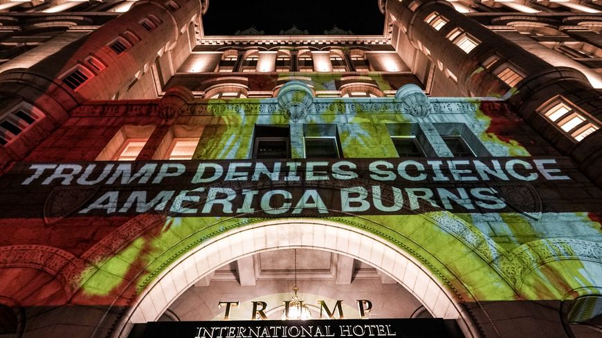 Projection réalisée par des militants pour protester contre la réponse du président Trump face au changement climatique et aux incendies qui brûlent dans tous les États-Unis ; 2020, Washington DC.