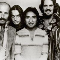 The Weather Report en 1977. De gauche à droite : Joe Zawinul, Jaco Pastorius, Alex Acuna, Manolo Badrena et Wayne Shorter, © Getty