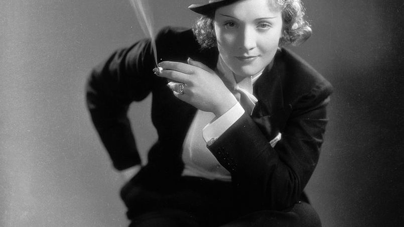 1930 : Marlene Dietrich (1901 - 1992) fait ses débuts à Hollywood dans le rôle du smoking d'Amy Jolly dans le film "Maroc", réalisé par Josef von Sternberg.