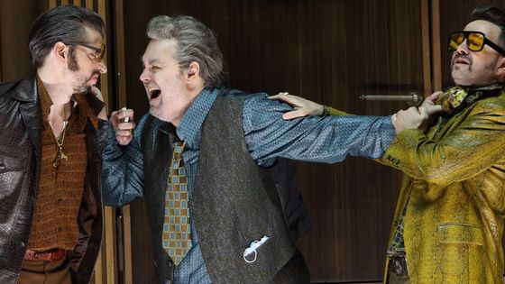 Falstaff de Verdi, dans la mise en scène de Mateja Koležnik, direction musicale Michele Mariotti. de g à d : Callum Thorpe (Pistola) Wolfgang Koch (Falstaff) Timothy Oliver (Bardolfo) - Photo by Wilfried Hösl / Bayerische Staatsoper