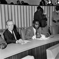 Michel Leiris aux côtés d'Aimé Césaire en 1966 au premier festival international des arts noirs