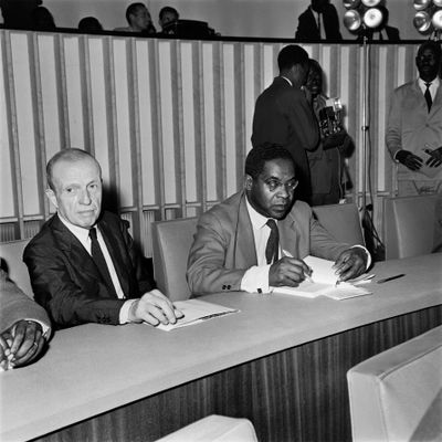Michel Leiris aux côtés d'Aimé Césaire en 1966 au premier festival international des arts noirs