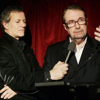 François Florent (D), fondateur et directeur général du Cours Florent, prononce un discours en 2007 à l'occasion du 40e anniversaire de la prestigieuse école. A gauche, le comédien Francis Huster.