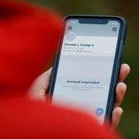 Le compte Twitter suspendu du président américain Donald Trump apparaît sur l'écran d'un smartphone, le 8 janvier 2021 à San Anselmo, Californie