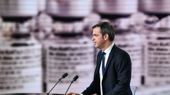 Le ministre de la Santé Olivier Véran sur le plateau du 20h de TF1 ce jeudi 21 janvier 2021 ©AFP - STEPHANE DE SAKUTIN