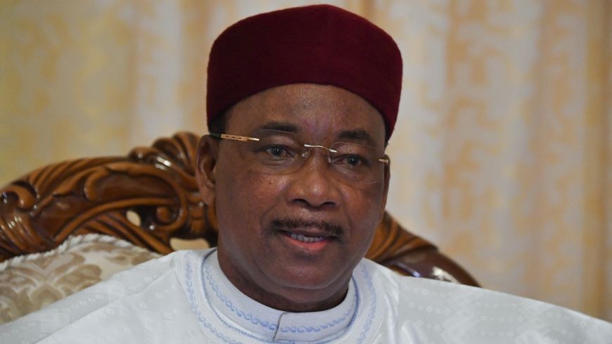 Le président sortant du Niger, Mahamadou Issoufou, s'exprime lors d'un entretien avec l'AFP à Niamey le 29 décembre 2020. Issoufou, qui a été élu en 2011 après le dernier coup d'Etat du pays en 2010, s'est retiré après deux mandats de cinq ans.