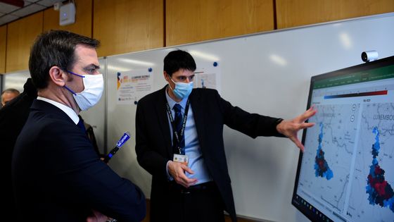 Il s'agit de personnes âgées de plus de 75 ans qui souffraient de comorbidités, , justifie Olivier Véran en attendant le résultat d'études. ©AFP - JEAN-CHRISTOPHE VERHAEGEN