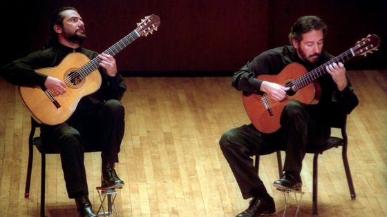 Les frères Assad, duo de guitares : Odair Assad, à gauche et Sergio Assad ©Getty - Photo by Hiroyuki Ito/Getty Images