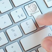 D'après un maître de conférences en sciences de l'information, "La majorité des enseignants déconseillent Wikipédia à leurs élèves et à leurs étudiants ou assortissent son usage d'un certain nombre de conseils."