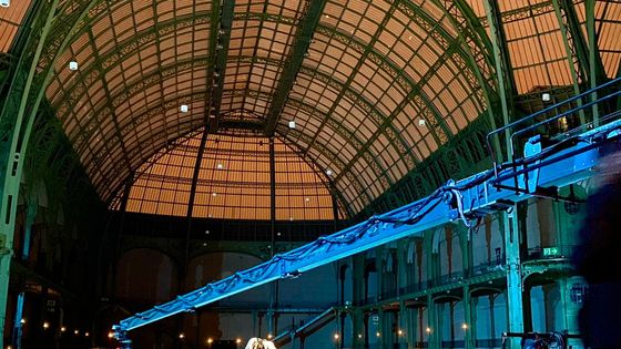 Vue de la performance "La Ronde" chorégraphiée par Boris Charmatz, sous la nef du Grand Palais, à Paris. - Marie Sorbier