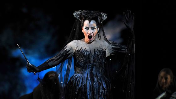 La soprano Anna Siminska dans le rôle de la Reine de la nuit, dans une production de La Flûte enchantée de Mozart donnée au Royal Opera House de Londres en 2015, et mise en scène par David McVicar ©Getty - robbie jack / Corbis