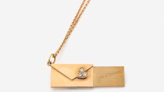 Pendentif dédicacé tiré de la collection "Portrait of a Lady", en vente à l'hôtel Hermitage, à Monte-Carlo le 20 janvier 2021. - Artcurial