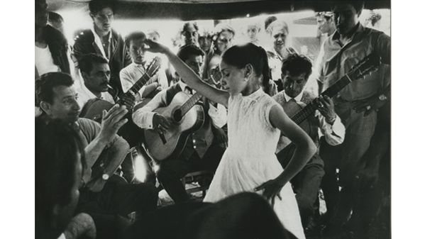 Petite gitane et Manitas de Plata, Saintes-Maries de la Mer, 1954