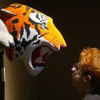 Visiteuse face à l'oeuvre "Tiger" par David Mach, 29e édition de la FIAC à Paris.