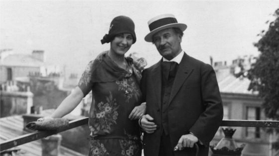Sur une terrasse à Montmartre, la chanteuse et actrice Grace Moore au bras du compositeur Gustave Charpentier. Elle apparaît dans le film sur son opéra 'Louise' ©Getty - Hulton Archive