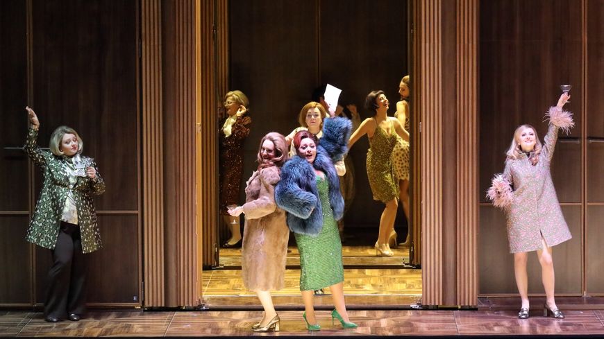 Scène de Falstaff de Verdi, de g à d : Judit Kutasi (Mrs Quickly), Daria Proszek (Meg Page), Ailyn Pérez (Alice Ford), Elena Tsallagova (Nannetta)