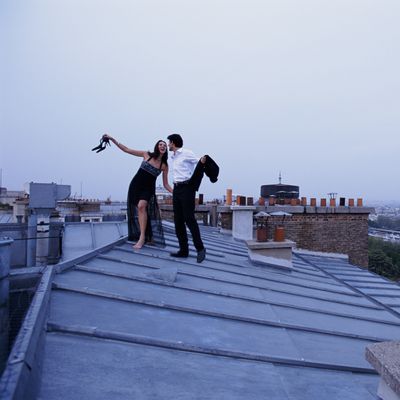 Un couple en tenue de soirée sur un toit parisien
