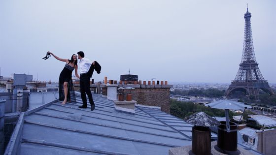 Un couple en tenue de soirée sur un toit parisien ©Getty - Vital Pictures
