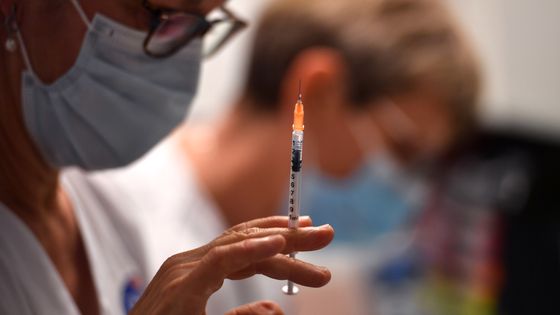 Une infirmière remplit une seringue avec le vaccin anti-Covid Pfizer-BioNtech le 4 janvier 2020 au centre de gérontologie Bellevue à Montpellier dans l'Hérault. ©AFP - Pascal GUYOT