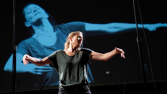 Barbara Hannigan dirige et chante La Voix Humaine de Francis Poulenc et Jean Cocteau, avec l'Orchestre Philharmonique de Radio France, les 6 et 7 janvier 2021 à la Maison de la Radio et de la Musique ©Radio France - Christophe Abramowitz