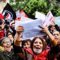 Des manifestants scandent des slogans contre des députés tunisiens devant le parlement, à Tunis, le 18 décembre 2020, pour dénoncer le discours "haineux" et "violent" de certains députés au Parlement, et exiger des mesures à leur encontre.