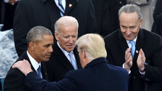 Barack Obama, Joe Biden, Donald Trump (et le sénateur Chuck Schumer) à Washington, le 20 janvier 2017. ©AFP - Paul J. Richards