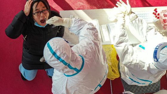 tTest de dépistage du coronavirus Covid-19 dans un centre de test temporaire à Shenyang, au nord-est de la Chine. ©AFP - STR