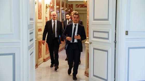 Le ministre de l'Intérieur Gérald Darmanin, suivi du directeur de cabinet du ministère de l'Intérieur Stéphane Bouillon (juillet 2020). ©AFP - THOMAS COEX / POOL