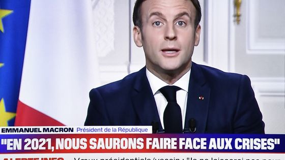 La relance de 2021 "va nous permettre, dès le printemps, d'inventer une économie (...) à la fois créatrice d'emplois, plus innovante, plus respectueuse du climat et plus solidaire", assure E. Macron ©AFP - STEPHANE DE SAKUTIN / AFP