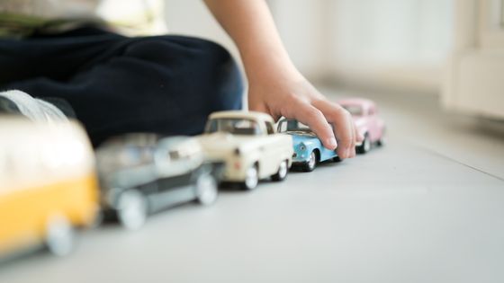 Enfant jouant avec des voitures miniatures ©Getty - Jasmin Merdan