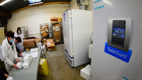 Au CHU de Bordeaux vendredi dernier, l'un de la centaine de centres à partir desquels les doses sur-réfrigérées du vaccin de Pfizer/BioNTech sont acheminées vers les centres d'injection. ©AFP - Mehdi Fedouach