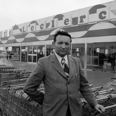 Edouard Leclerc, fondateur des magasins E.Leclerc, pose en 1972 devant le Centre Leclerc de Rochefort