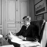 Portrait de Robert Badinter dans son bureau en mars 1976 à Paris