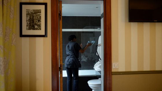 Nettoyer, soigner, aider : des milliers de femmes s’en chargent chaque jour, inlassablement. Mais ce travail reste invisible. ©AFP - Aurore Mesenge