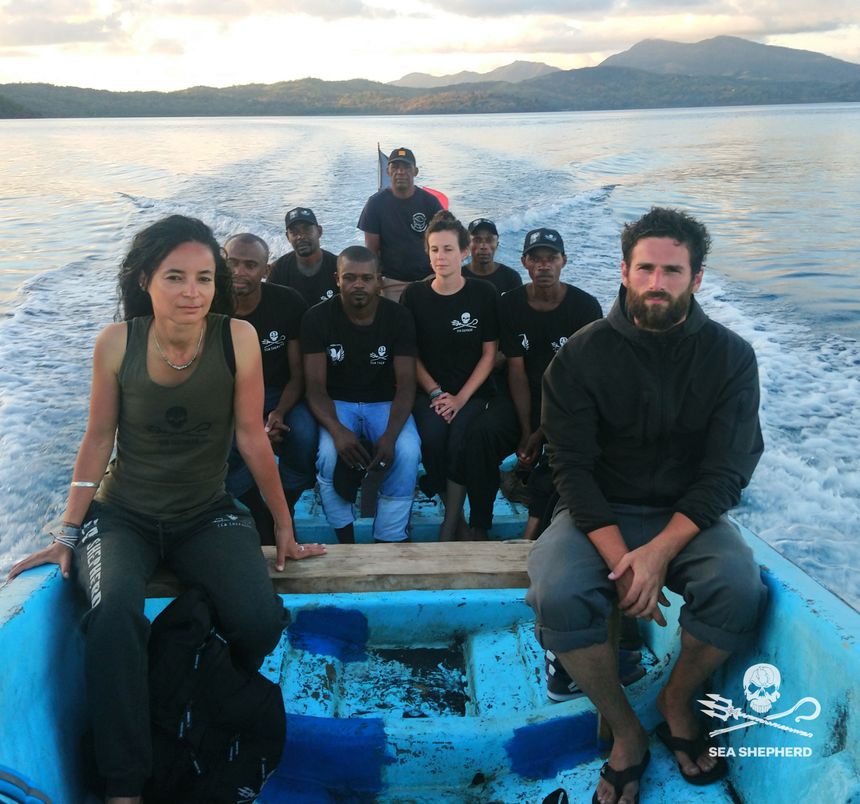 Lamya Essemlali et des membres de l’association Sea Shepherd.