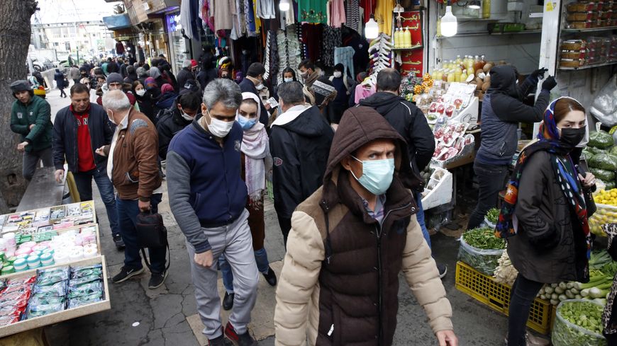 Des Iraniens font du shopping au bazar Tajrish à Téhéran, Iran, 21 janvier 2021.
